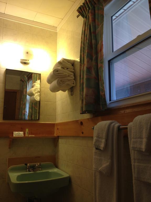 Hopewell Rocks Motel & Country Inn Hopewell Cape Room photo